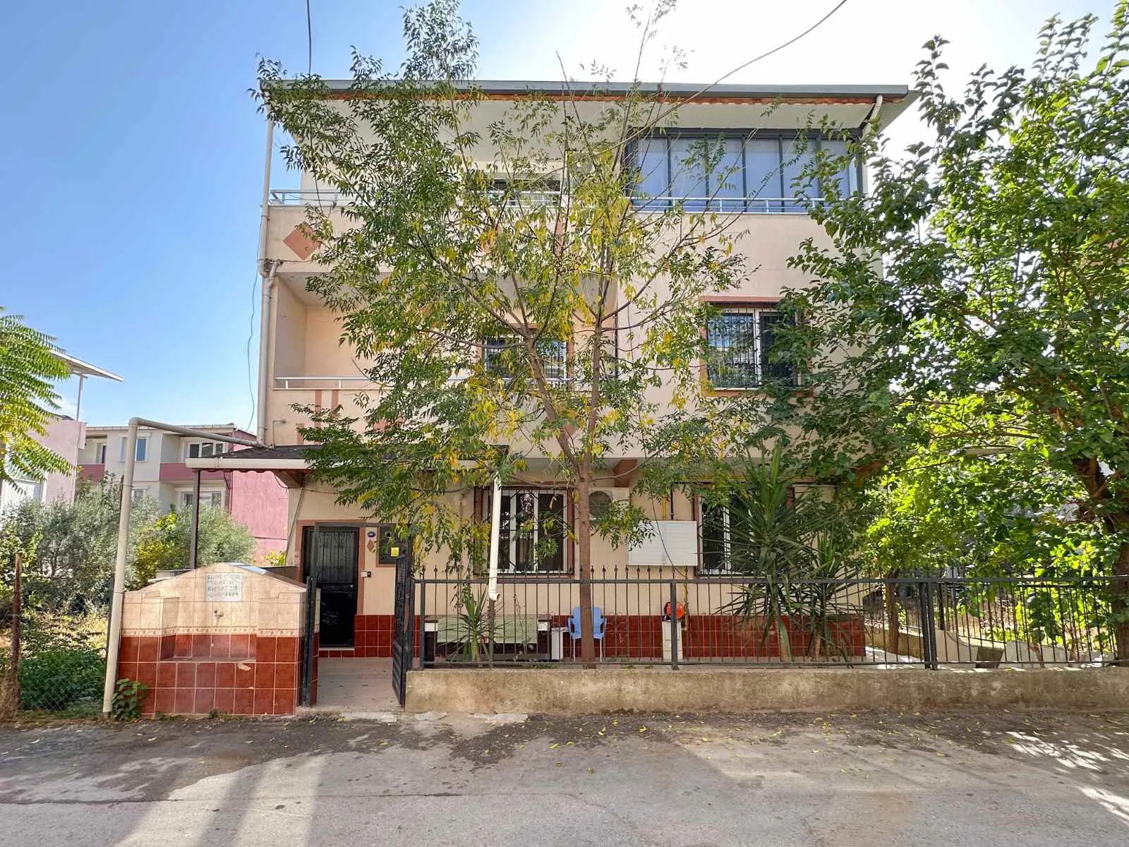 MENDERESTE 3 KATLI BAKIMLI DOĞALGAZLI KOMPLE BINA