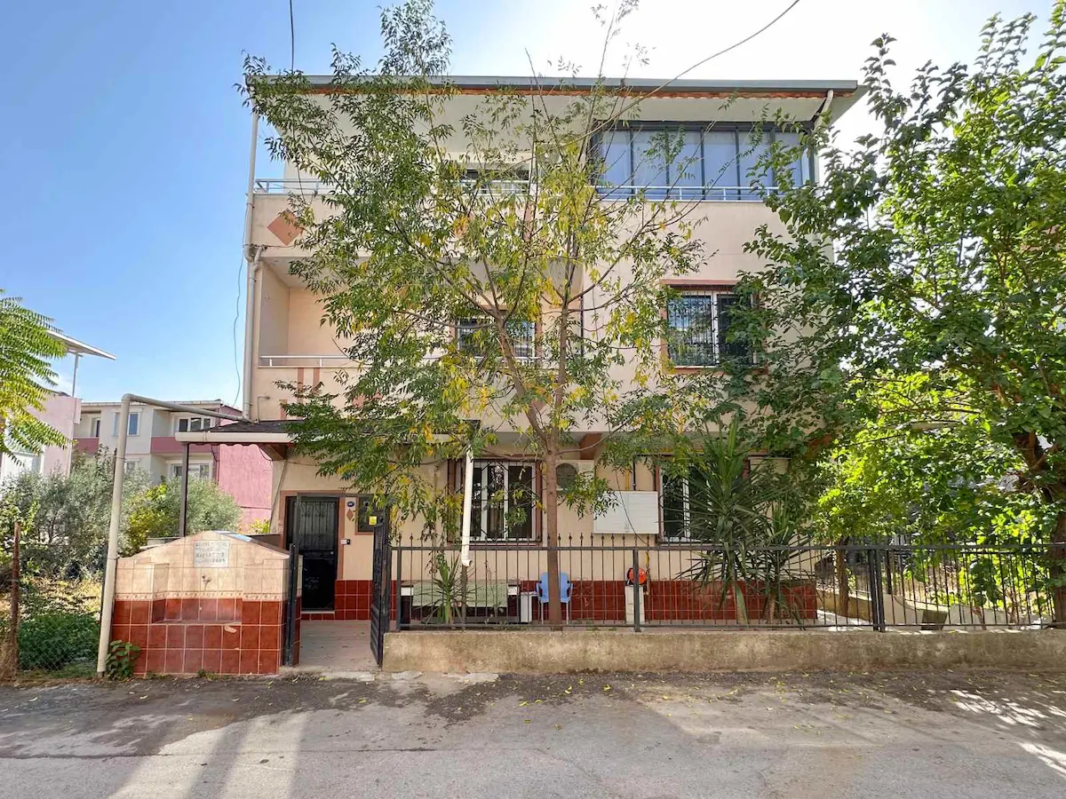 MENDERESTE 3 KATLI BAKIMLI DOĞALGAZLI KOMPLE BINA