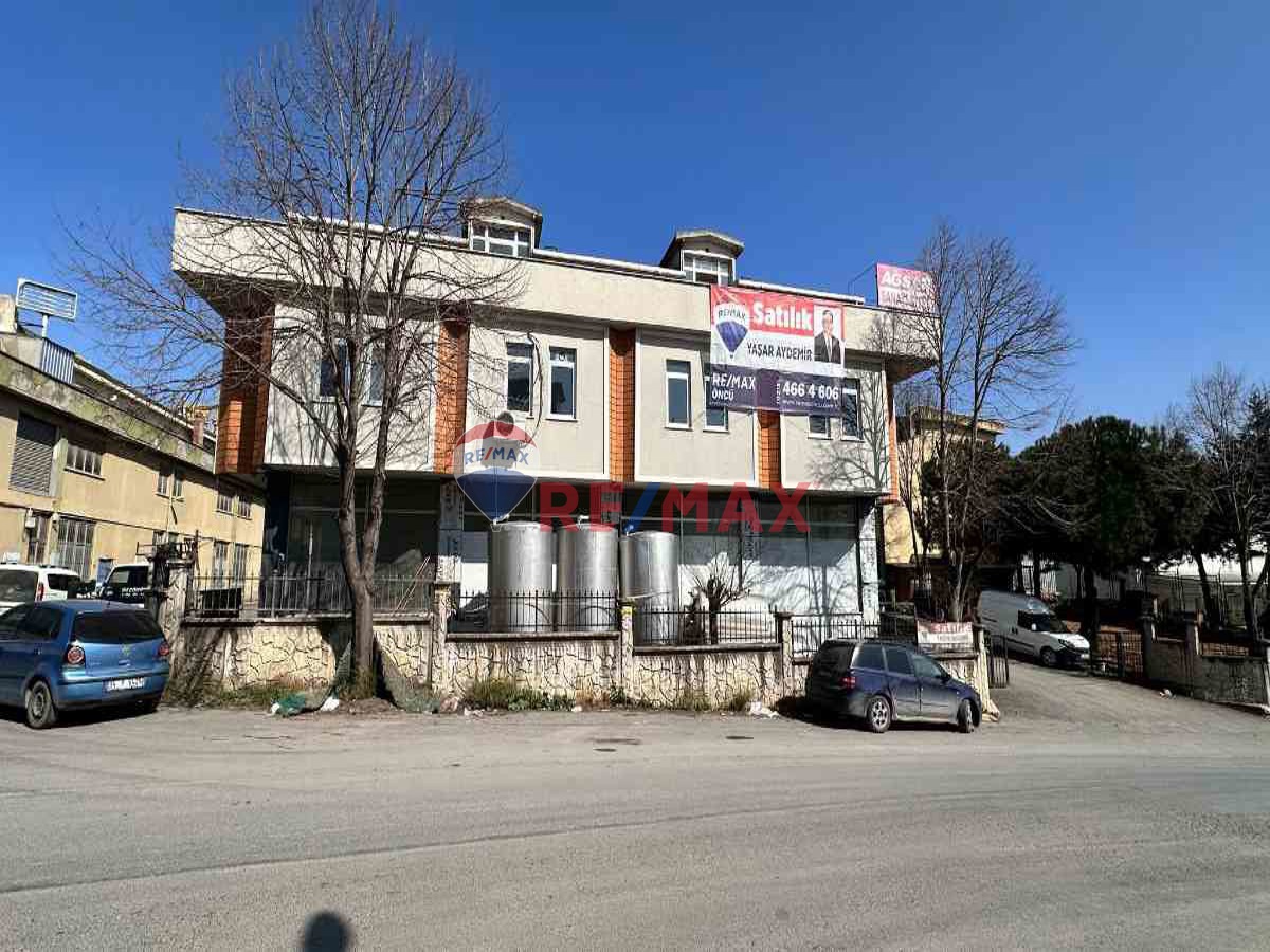 DUDULLU YANYOL TEM CEPHE AĞSAN SİTESİNDE 900 M2 FIRSAT DÜKKAN