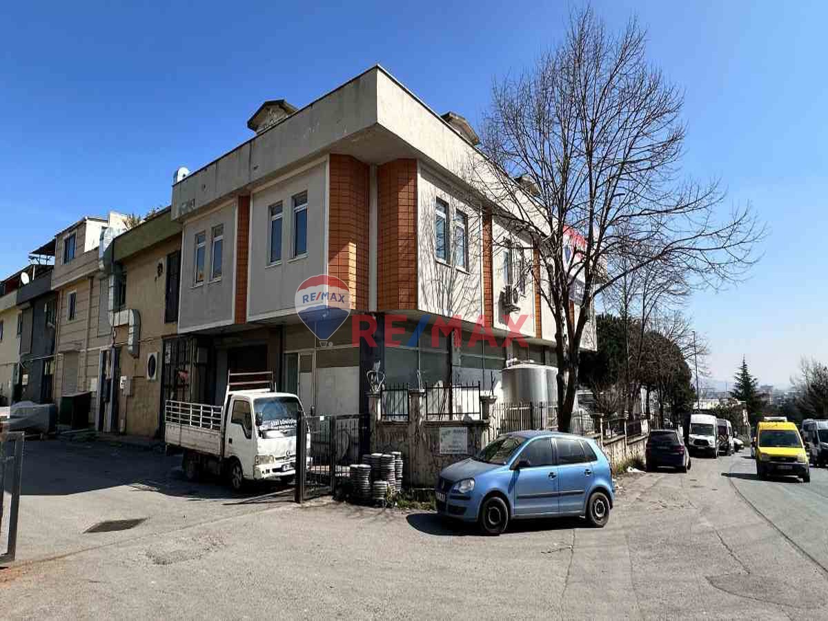 DUDULLU YANYOL TEM CEPHE AĞSAN SİTESİNDE 900 M2 FIRSAT DÜKKAN