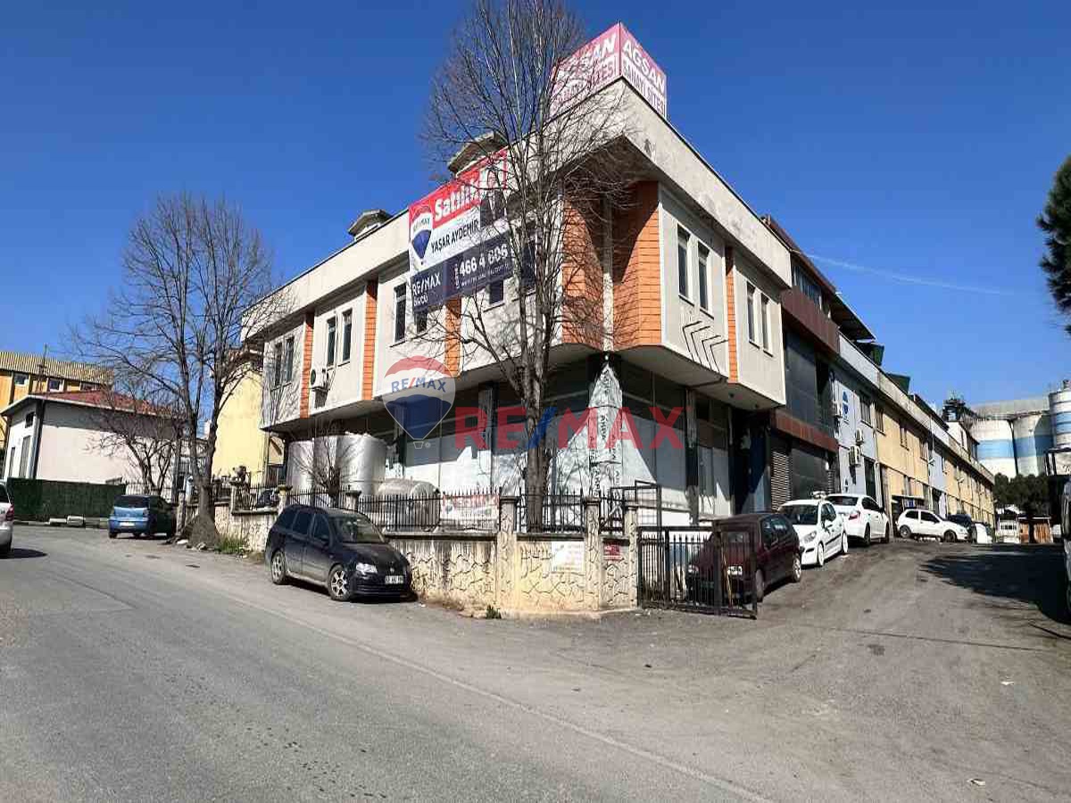 DUDULLU YANYOL TEM CEPHE AĞSAN SİTESİNDE 900 M2 FIRSAT DÜKKAN