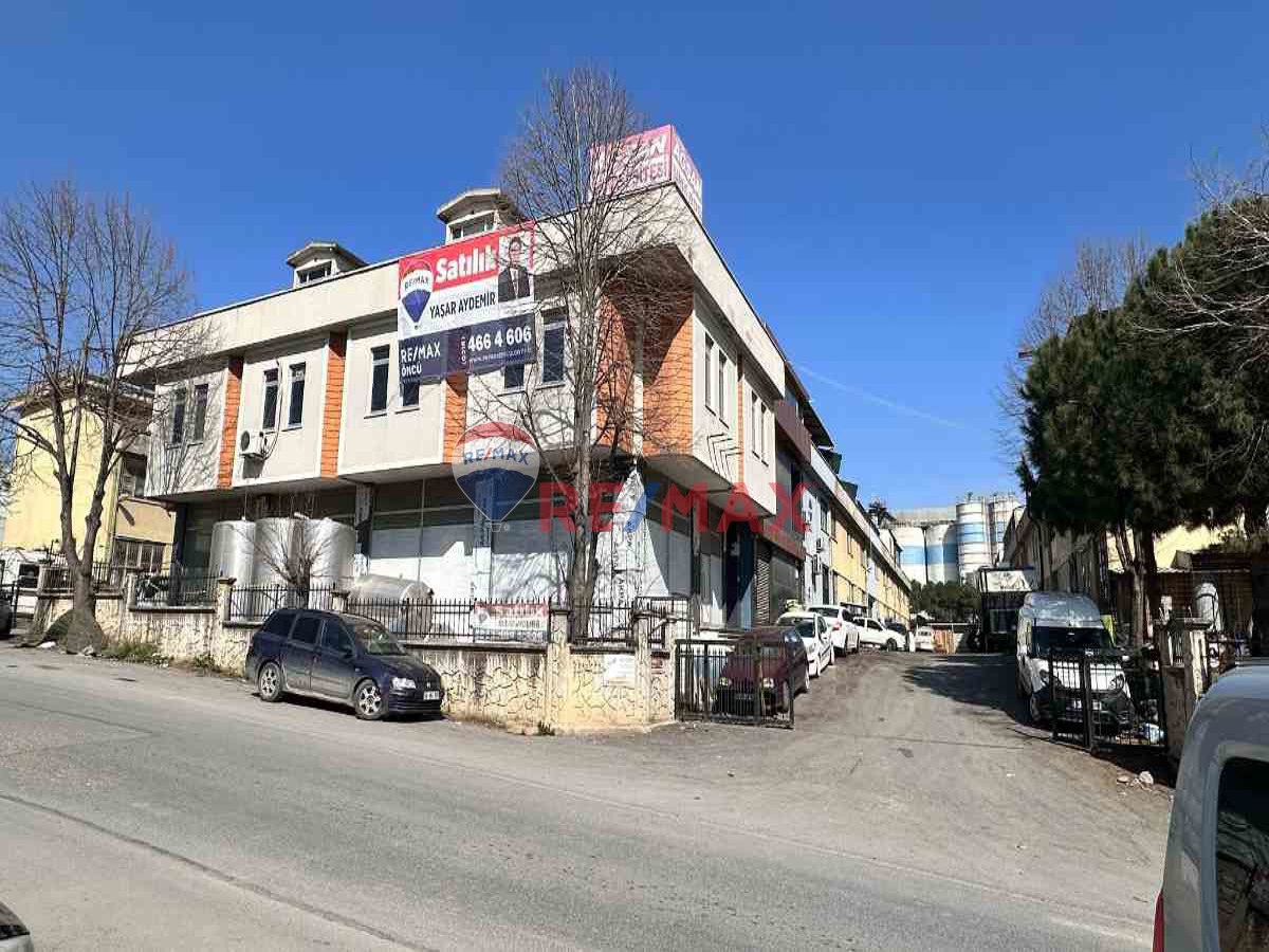 DUDULLU YANYOL TEM CEPHE AĞSAN SİTESİNDE 900 M2 FIRSAT DÜKKAN