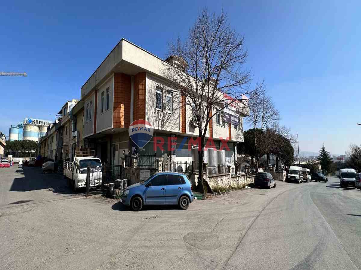 DUDULLU YANYOL TEM CEPHE AĞSAN SİTESİNDE 900 M2 FIRSAT DÜKKAN