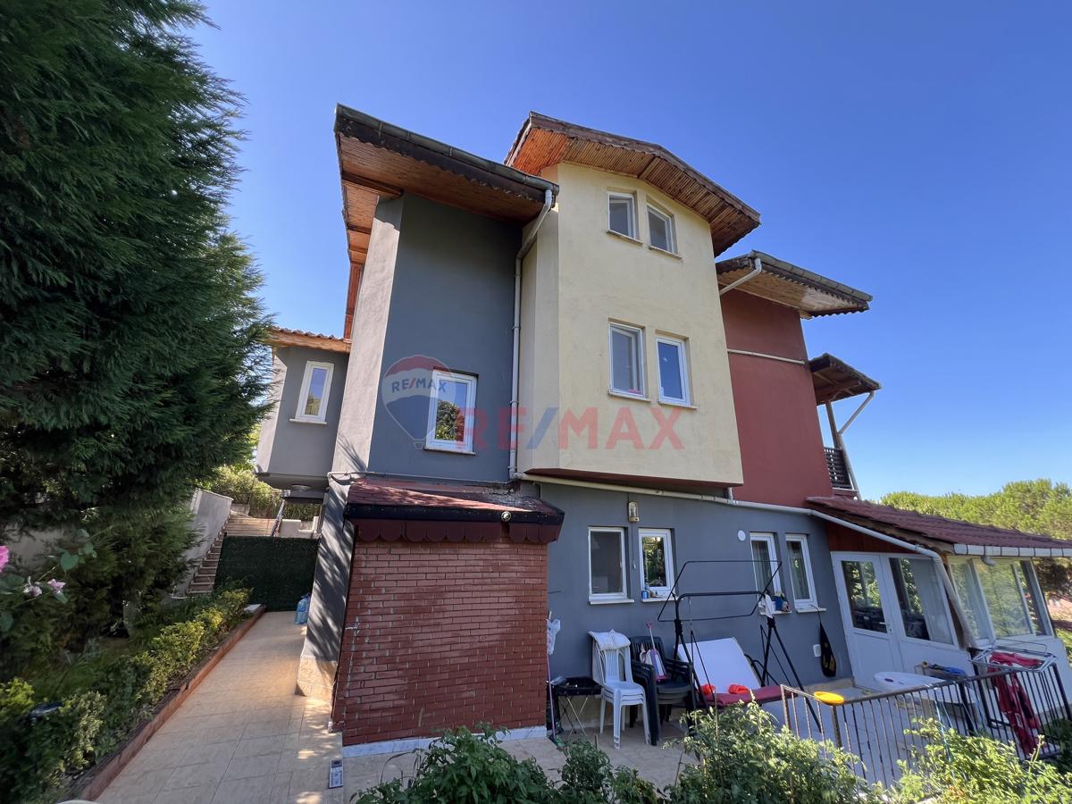 KARTEPE MAŞUKİYE MAHALLESİNDE SATILIK GÖL MANZARALI VİLLA