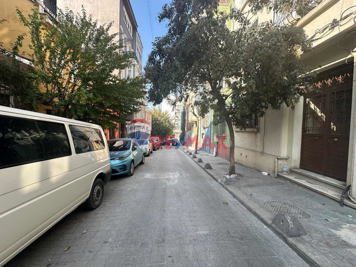 BEYOĞLU FİRUZAĞA'DA YÜKSEK TAVANLI CUMBALI SATILIK DAİRE