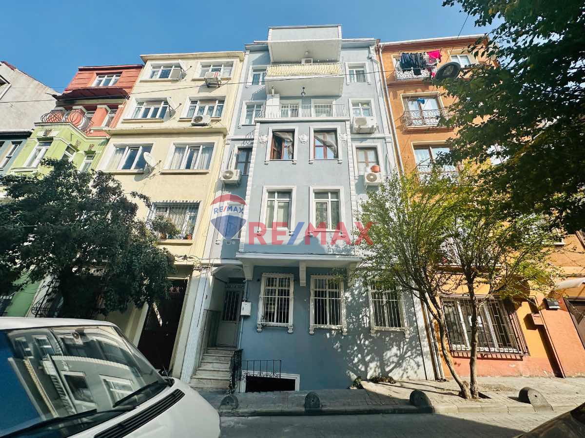 BEYOĞLU FİRUZAĞA'DA YÜKSEK TAVANLI CUMBALI SATILIK DAİRE