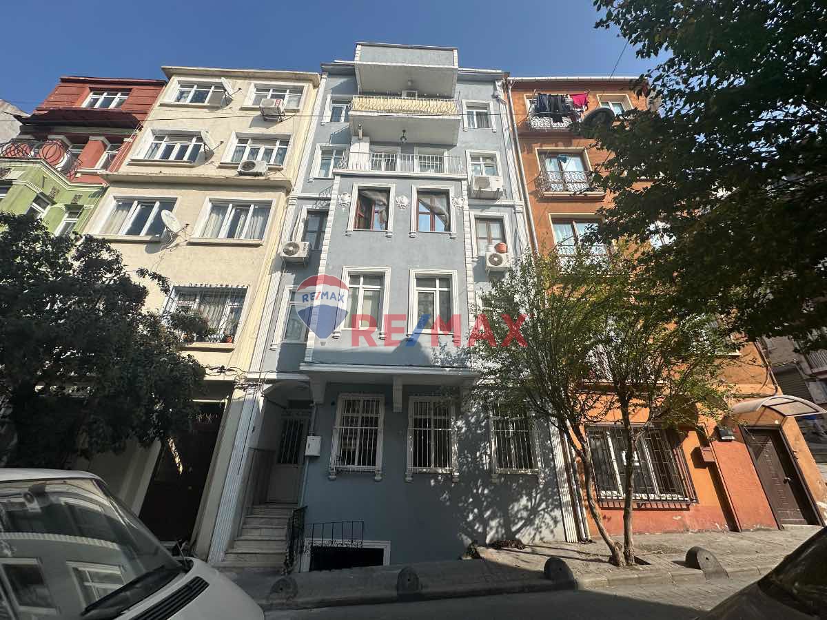 BEYOĞLU FİRUZAĞA'DA YÜKSEK TAVANLI CUMBALI SATILIK DAİRE