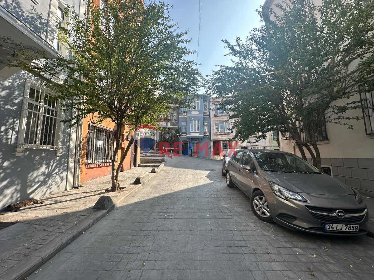 BEYOĞLU FİRUZAĞA'DA YÜKSEK TAVANLI CUMBALI SATILIK DAİRE