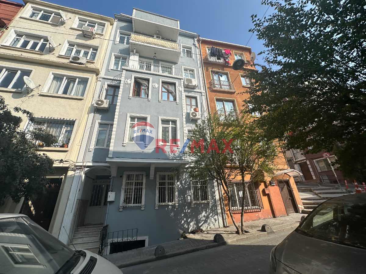 BEYOĞLU FİRUZAĞA'DA YÜKSEK TAVANLI CUMBALI SATILIK DAİRE