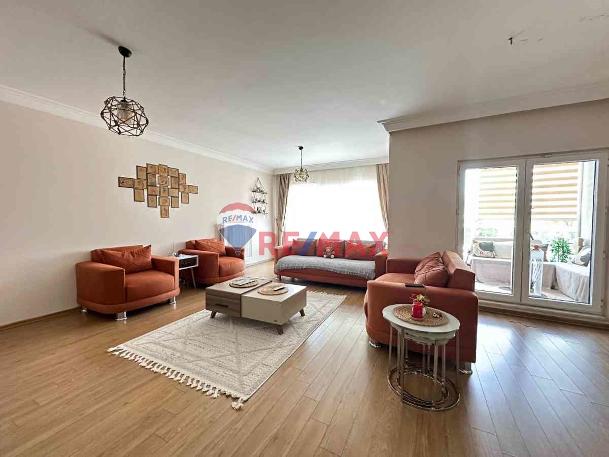 BEYLİKDÜZÜ HAVUZLU BAHÇE KONAKLARIN'DA 3+1 SATILIK DAİRE