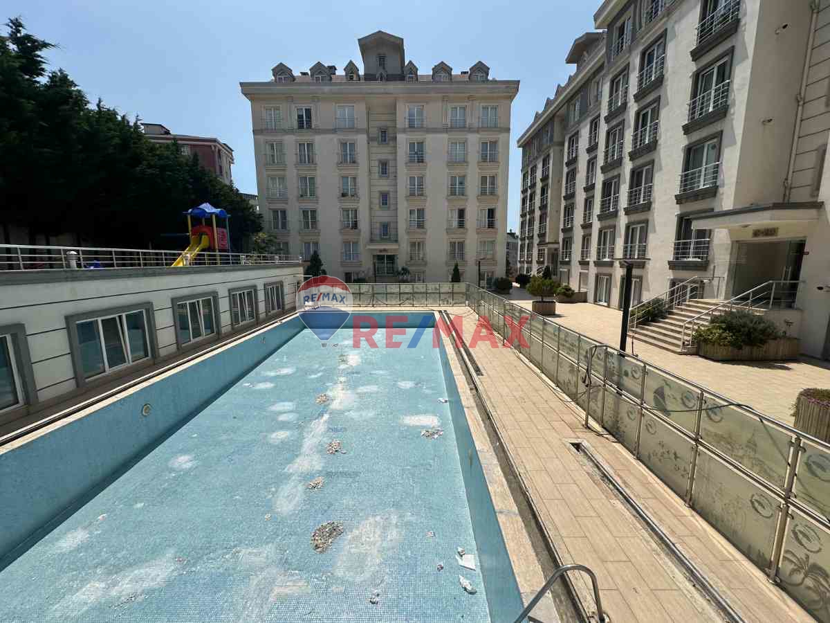 BEYLİKDÜZÜ HAVUZLU BAHÇE KONAKLARIN'DA 3+1 SATILIK DAİRE