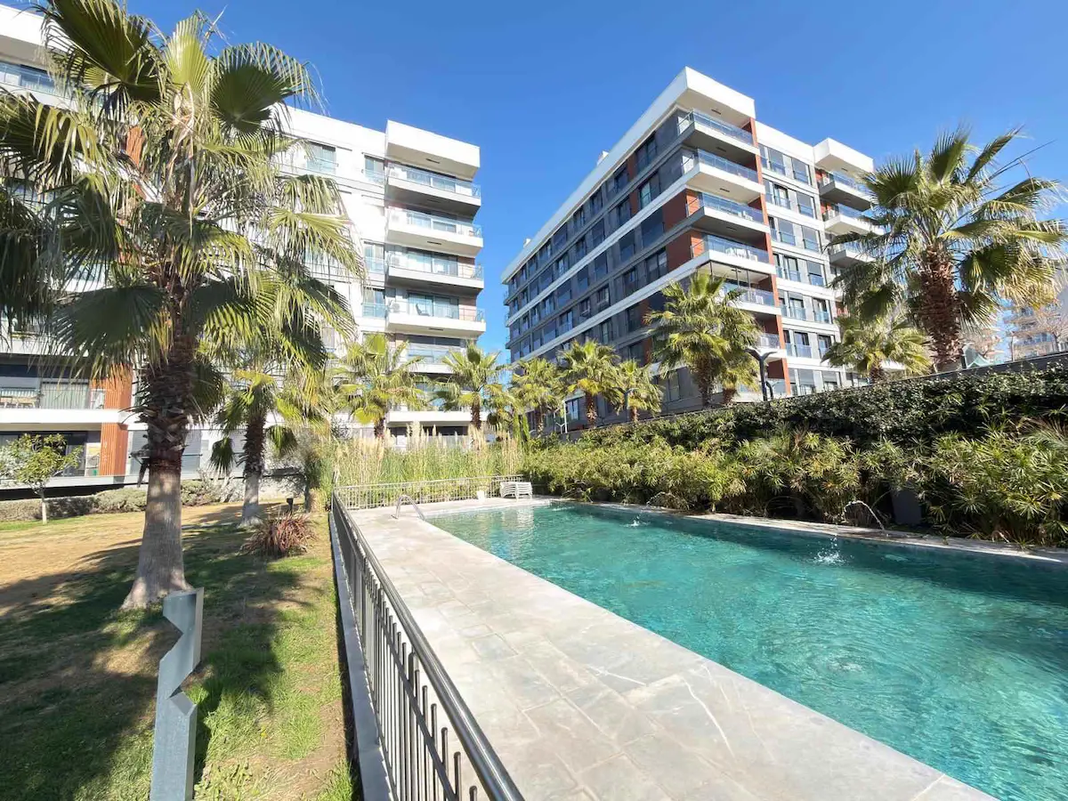 İZMIR ÇIĞLI'DE GÜLTEKIN KORU SITESI'NDE SATILIK 3+1 DAIRE
