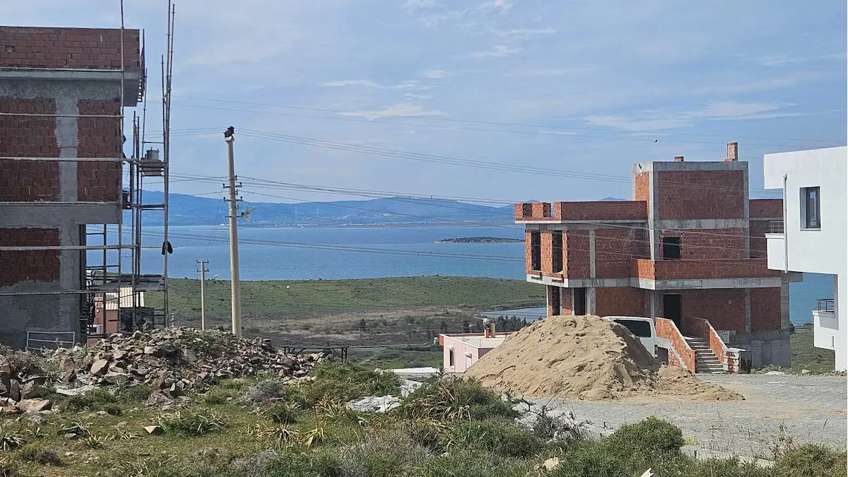 ALİAĞA YENI KALABAK'TA VILLALAR BÖLGESINDE SATILIK IMARLI ARSA