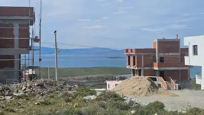 ALİAĞA YENI KALABAK'TA VILLALAR BÖLGESINDE SATILIK IMARLI ARSA