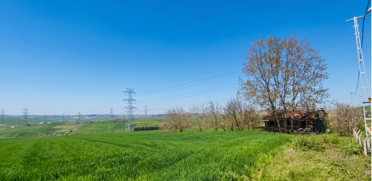ÇATALCA ELBASAN'DA 12 DÖNÜM EŞSİZ TARLA VE İÇİNDE İMARLI 2+1 EV