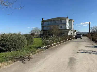 REMAX DESIGN FERİZLİ GÖLKENTTE SATILIK GÖL MANZARALI TRİPLEKS