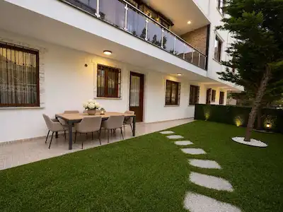BÜYÜKÇEKMECE PINARTEPE’DE-MÜSTAKİL BAHÇE KULLANIMLI 2+1