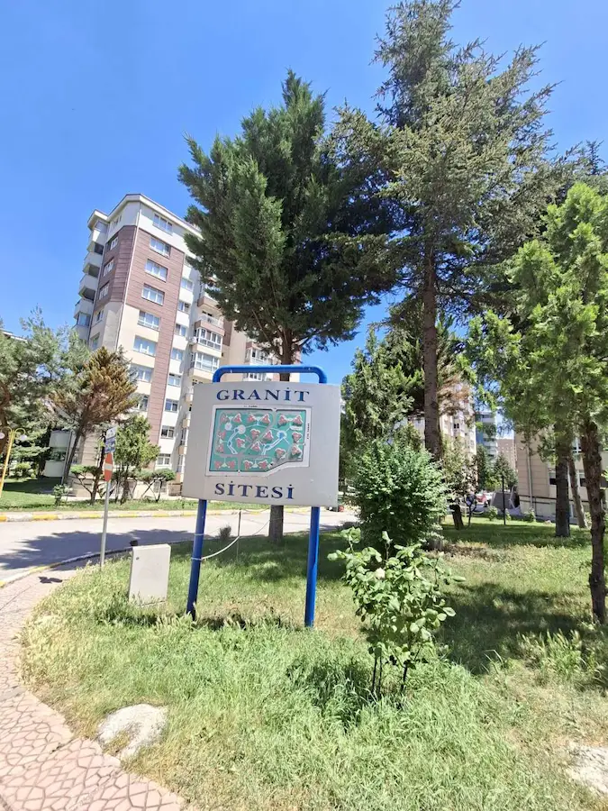 YENİ BATI'NIN MERKEZİNDE, GRANİT SİTESİ'NDE, METROYA YAKIN 3+1 KİRALIK