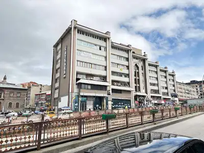 REMAX İLKE'DEN CUMHURİYET CADDESİ'NDE KİRALIK İŞYERİ-OFİS