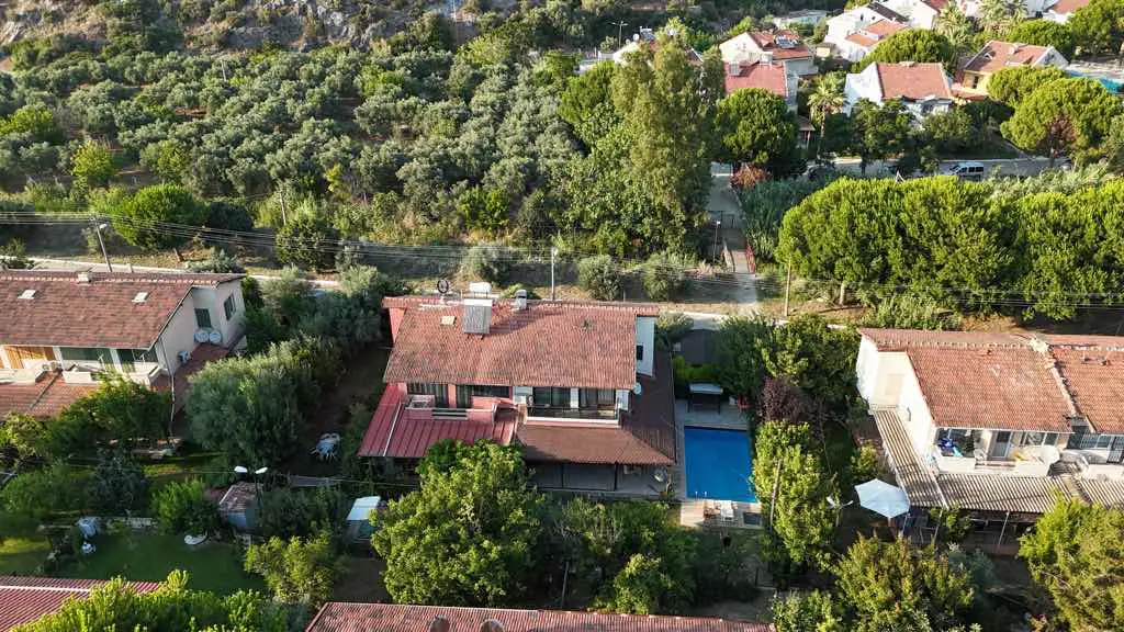 SAHİL SİTELERİ KONUT SITESINDE ÖZEL HAVUZLU SATILIK 4+1 KOMPLE YENILENMIŞ VILLA 