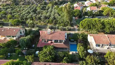 SAHİL SİTELERİ KONUT SITESINDE ÖZEL HAVUZLU SATILIK 4+1 KOMPLE YENILENMIŞ VILLA 