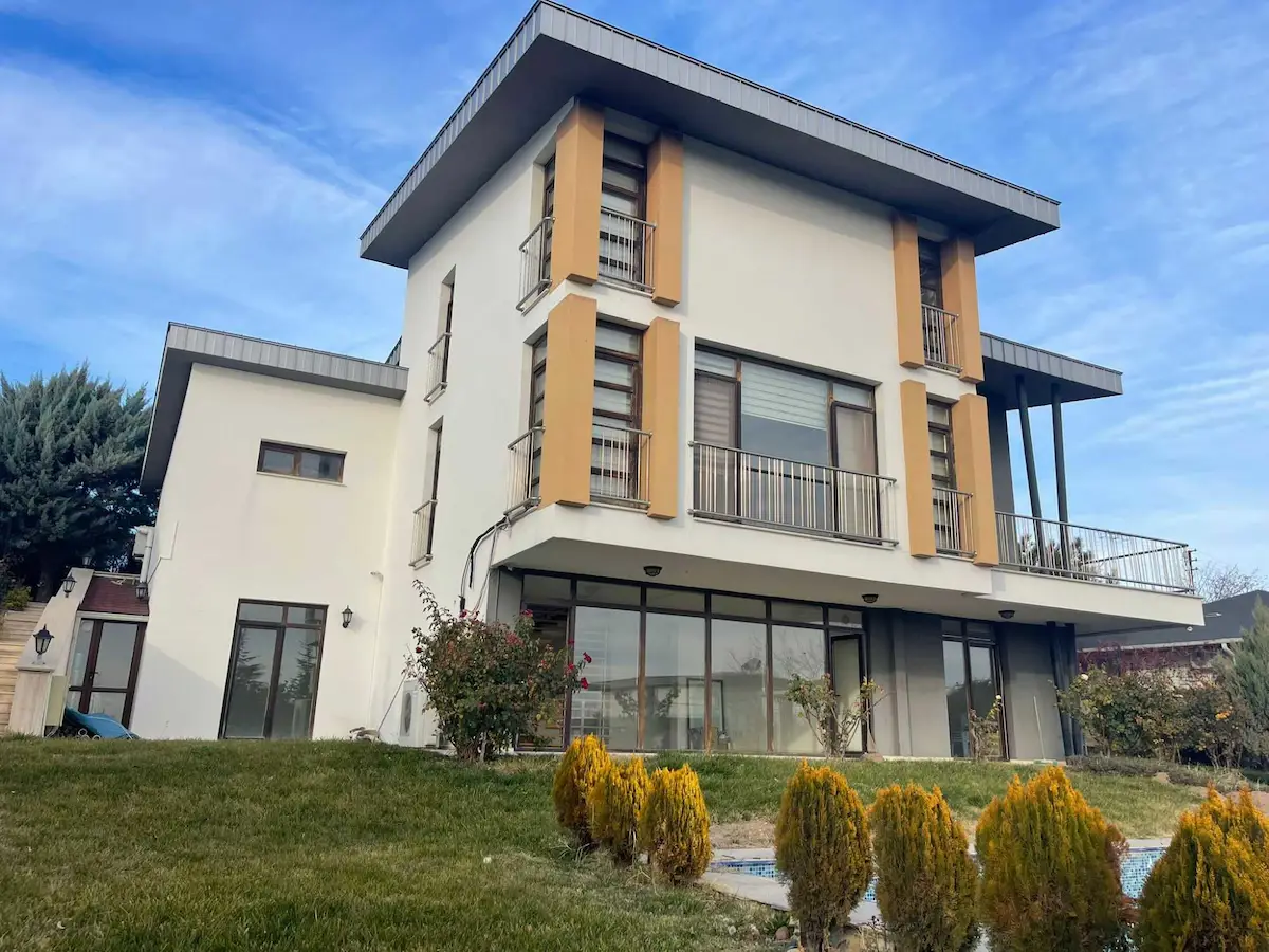 GÖLBAŞI HACILAR DA HAVUZLU 3 KATLI MÜSTAKİL KİRALIK VİLLA