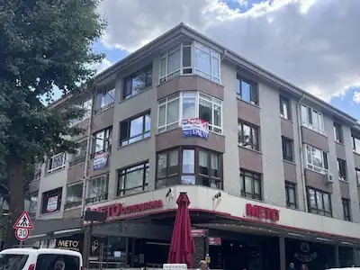 HÜRRİYET CADDESİ ÜZERİNDE KÖŞE KONUMDA 3+1 BAKIMLI OTOPARKLI DAİRE