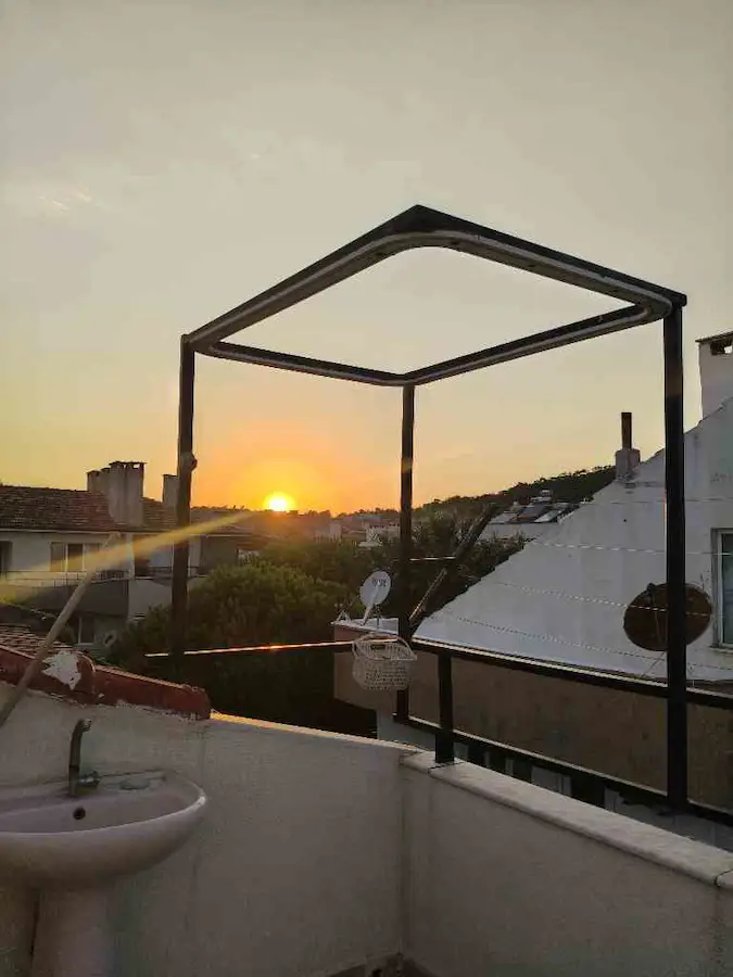 AYVALIK SARIMSAKLI'DA  EŞYALI 2+1 KİRALIK DUBLEKS DAİRE, BALKONLU,TERASLI  , DENİZE ÇOK YAKIN
