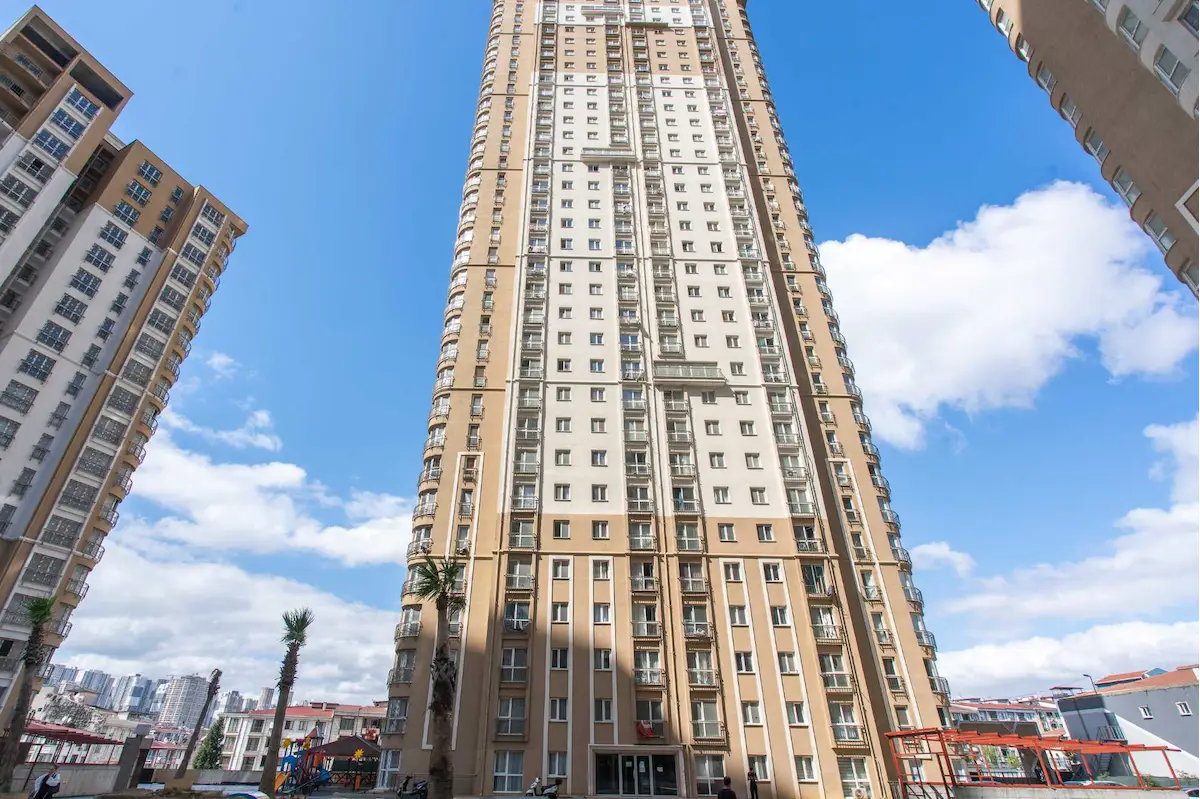 REMAX GELİŞİMDEN S TOWERS'TA EŞYALI 1+1 SATILIK DAİRE