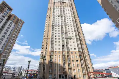 REMAX GELİŞİMDEN S TOWERS'TA EŞYALI 1+1 SATILIK DAİRE