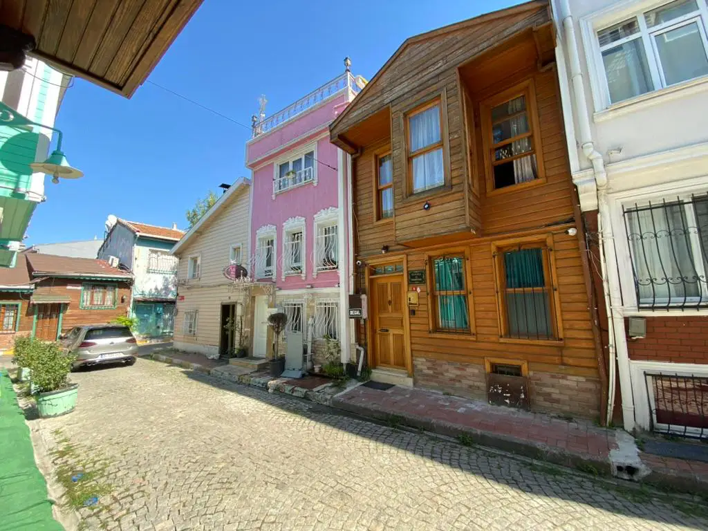 KÜÇÜK AYASOFYA'DA 4+1 3 KATLI MÜSTAKİL EV