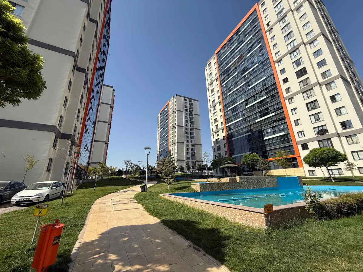 RELAX PLUS SITESI 1+1 EŞYALI PEYZAH CEPHE YÜKSEK KAT TEMIZ DAIRE