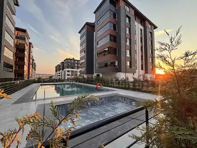 EMEK MAHALLESİ’NDE HAVUZLU, PEYZAJLI SİTEDE SATILIK 2+1
