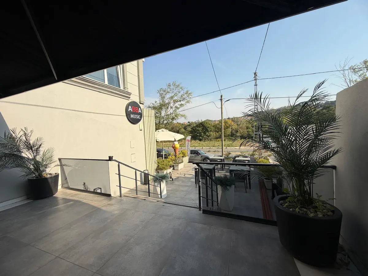 ZEKERİYAKÖY 1. CADDE’DE ANA CADDE CEPHELİ, 65 M² TERASLI KİRALIK DÜKKAN