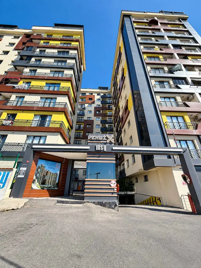 PENDİK METROSUNA 5 DK MESAFEDE SİTE IÇINDE KISMİ DENİZ MANZARALI KAPALI  OTOPARKLI 2+1