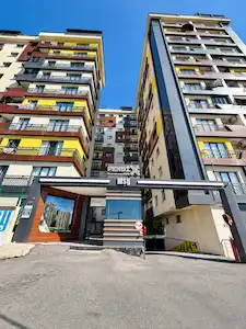 PENDİK METROSUNA 5 DK MESAFEDE SİTE IÇINDE KISMİ DENİZ MANZARALI KAPALI  OTOPARKLI 2+1