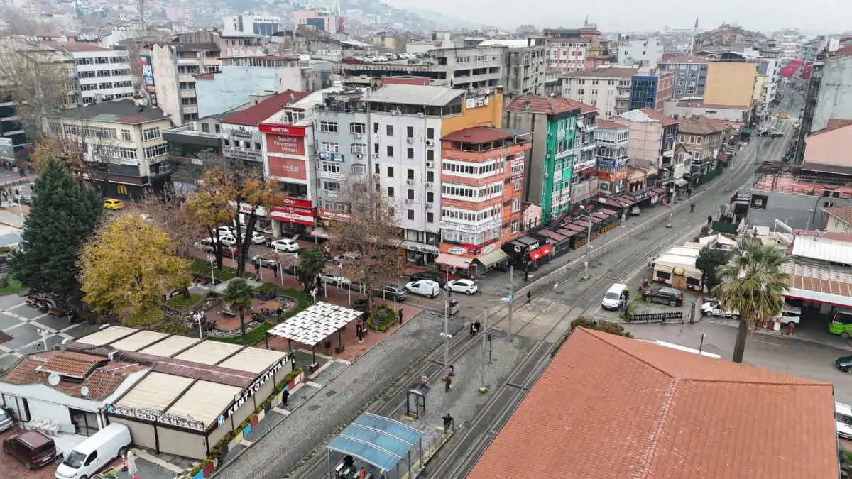 İZMIT HALKEVI TRAMVAY YOLU ÜZERINDE KOMPLE SATILIK KÖŞE BINA