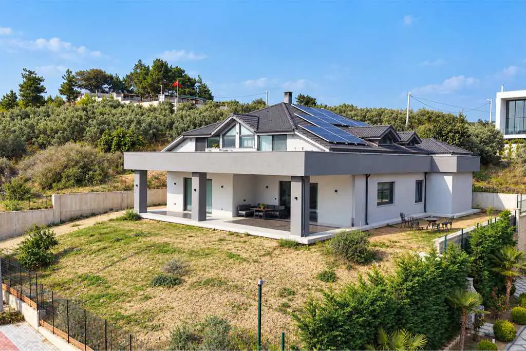 RE/MAX BEYAZ NİLÜFERKÖY’DE 836 M² ARSADA ÇİFT SALONLU ULTRA LÜKS VİLLA