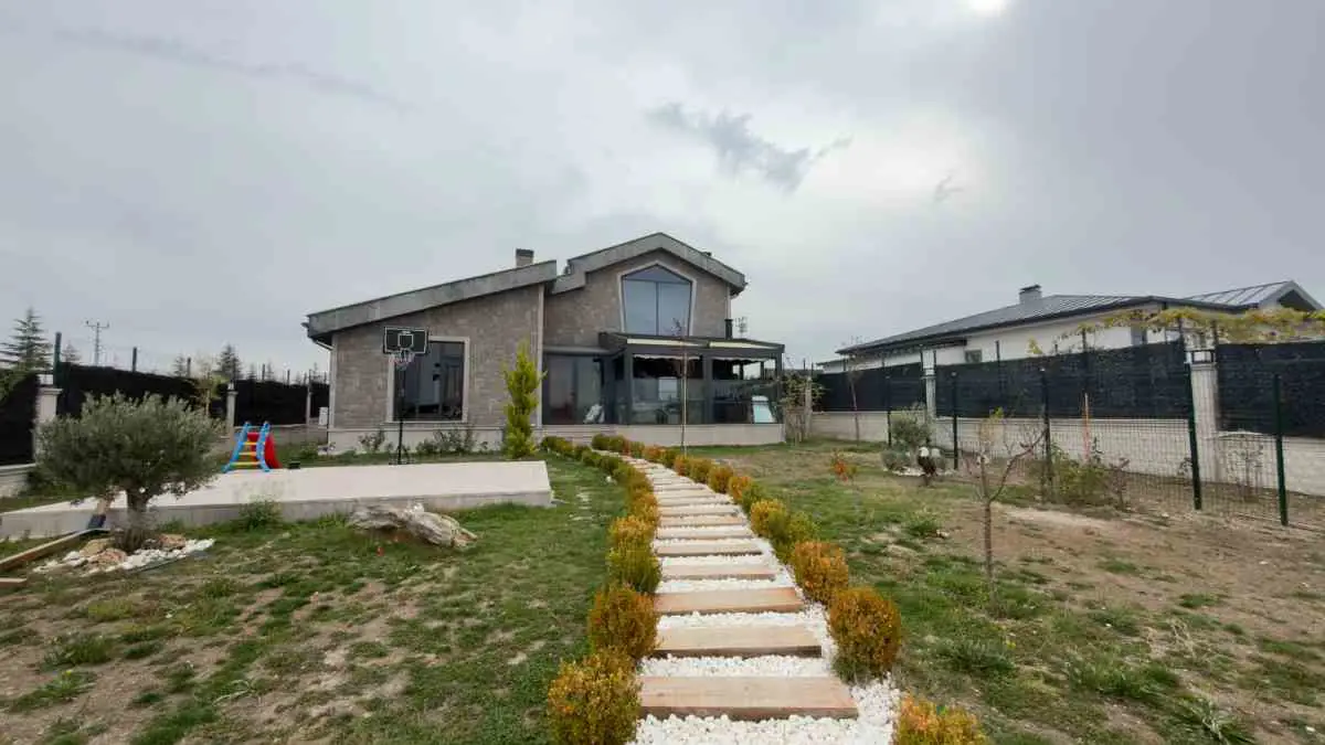 KARAOĞLAN MAHALLESİNDE 5+1 SATILIK VİLLA