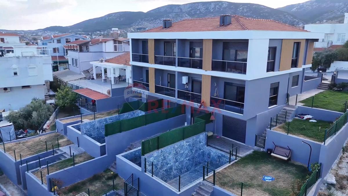 İZMIR KARABURUN MORDOĞAN DA DENIZ MANZARALI HAVUZLU 3+2  EŞYALI SATILIK VILLA