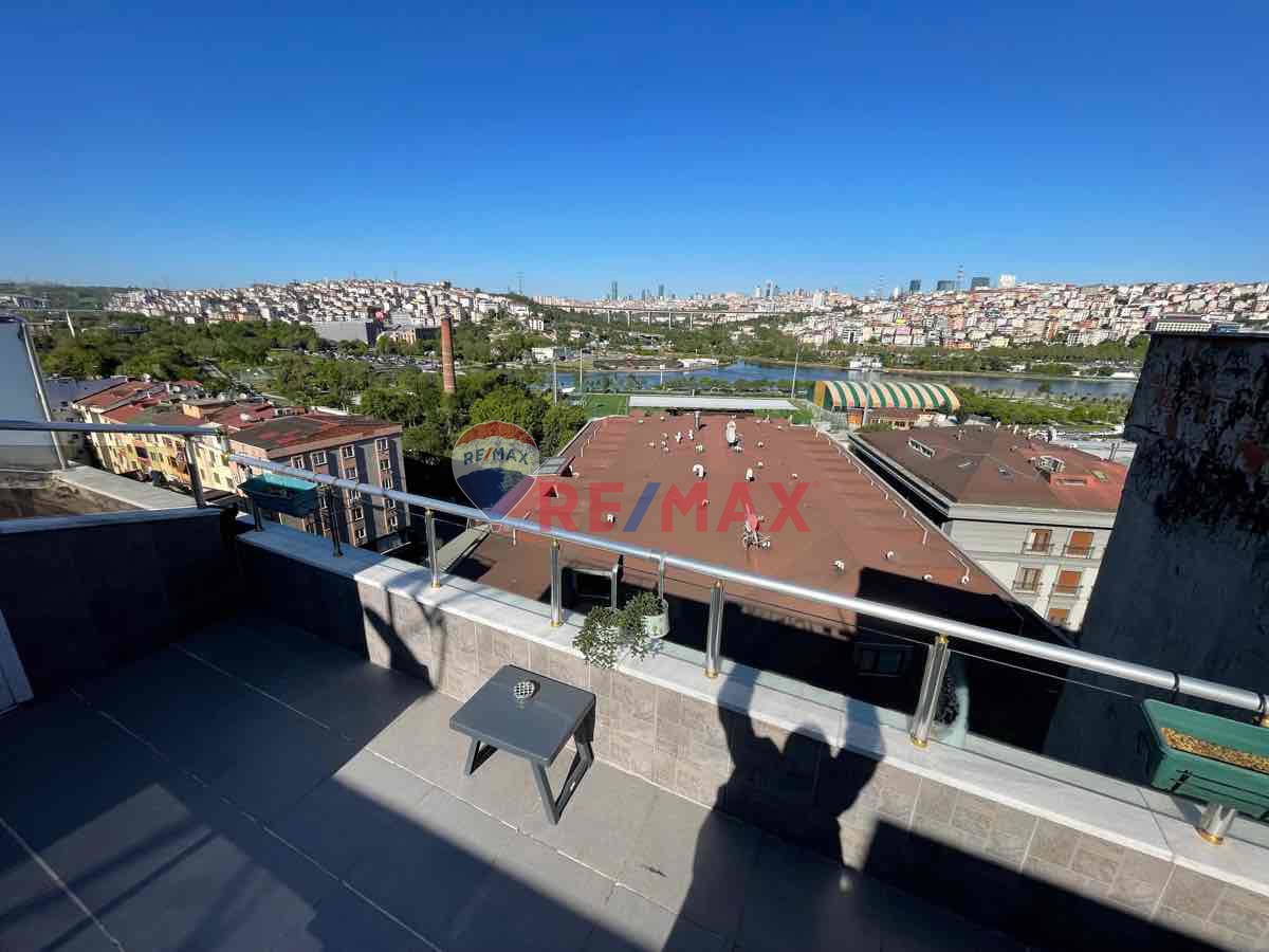 EYÜP-SİLAHTARAĞA’DA HARİKA KONUM VE MANZARALI DÜZ AYAK SATILIK