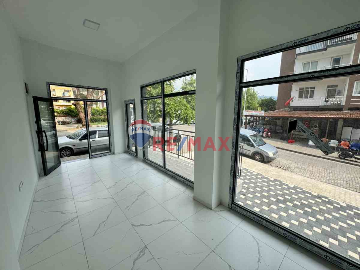 SELÇUK İZBAN DURAĞINDA KÖŞE KONUMLU KİRALIK İŞ YERİ!