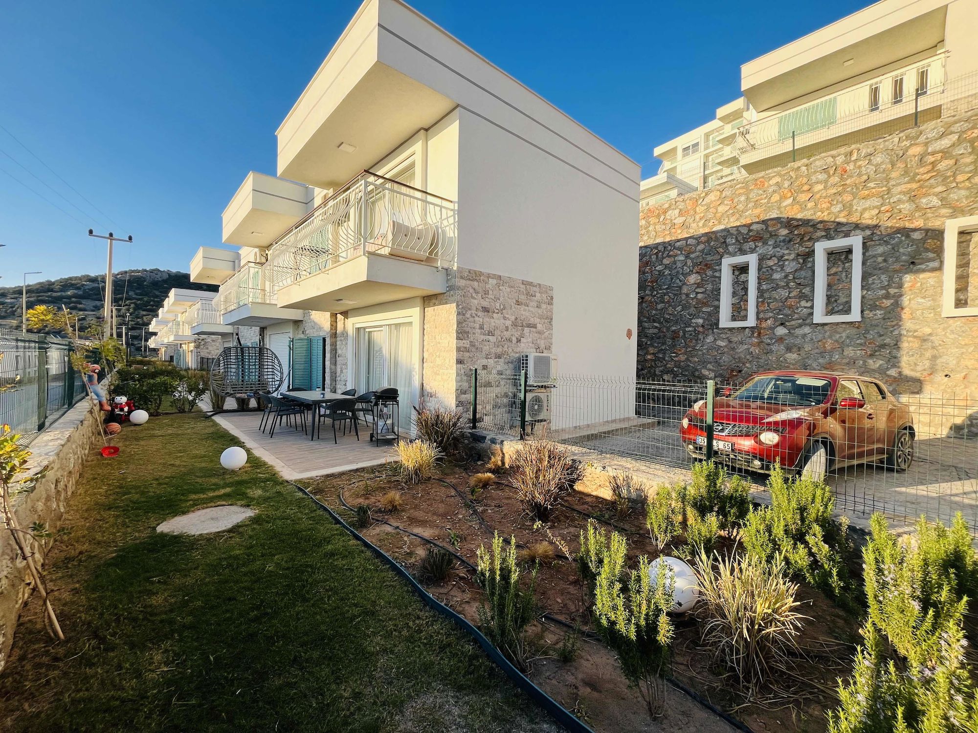 AKBÜK’TE ATAKENT SİTESİ KÖŞE KONUMDA VİLLA