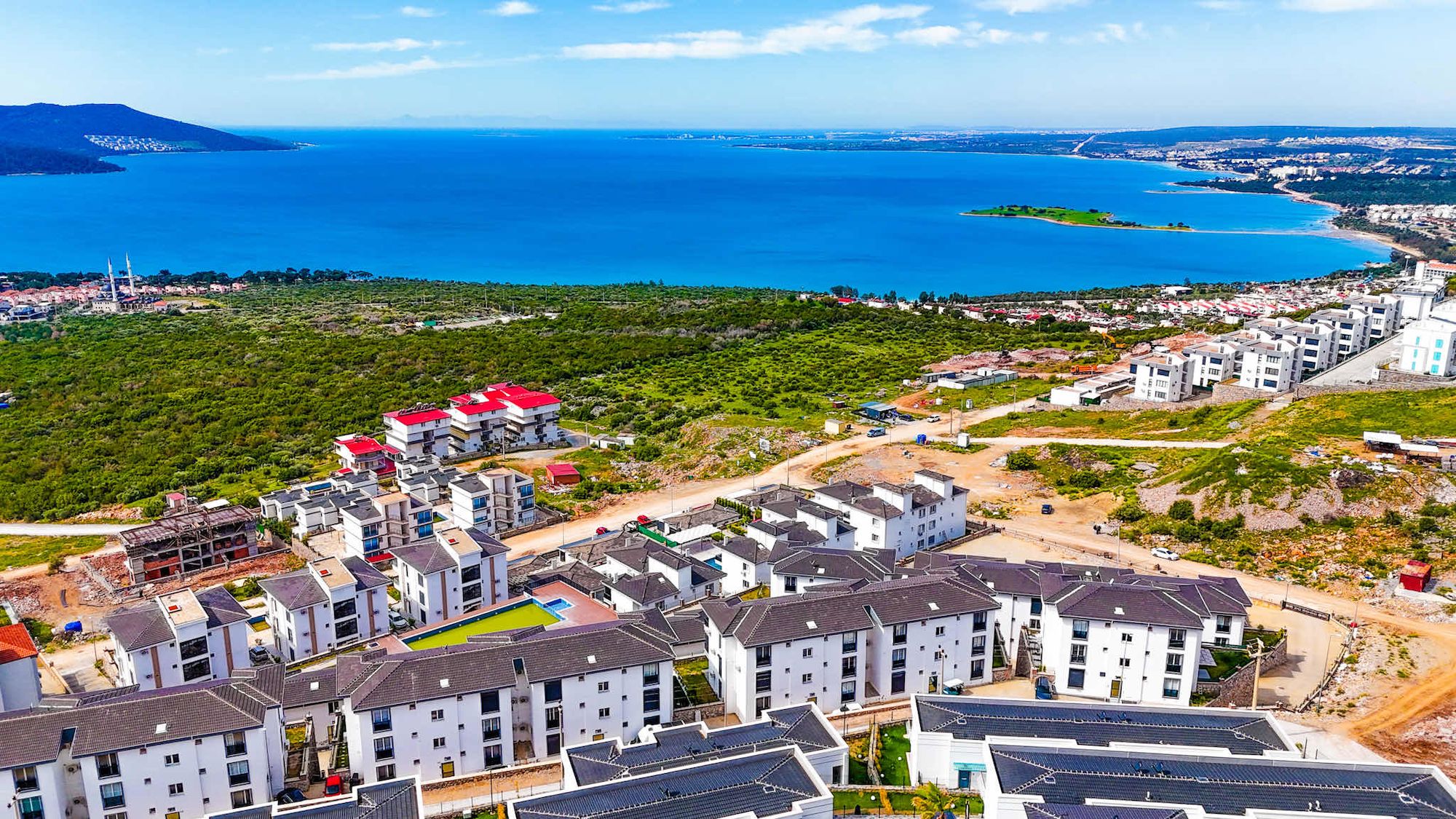 AKBÜK’TE ATAKENT SİTESİ KÖŞE KONUMDA VİLLA