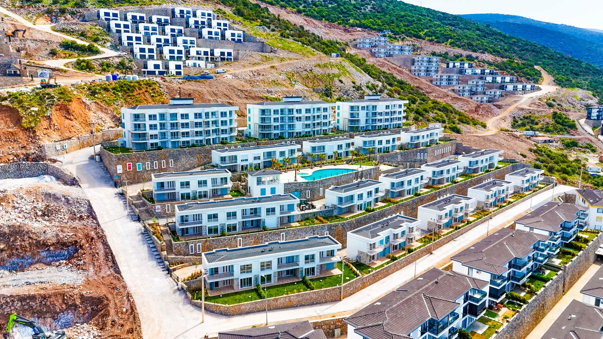 AKBÜK’TE ATAKENT SİTESİ KÖŞE KONUMDA VİLLA