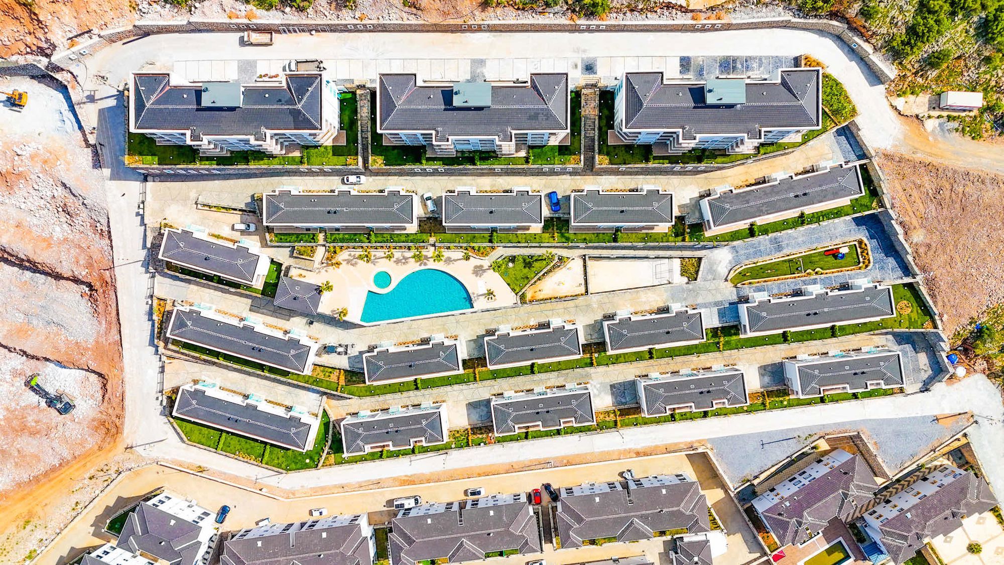 AKBÜK’TE ATAKENT SİTESİ KÖŞE KONUMDA VİLLA