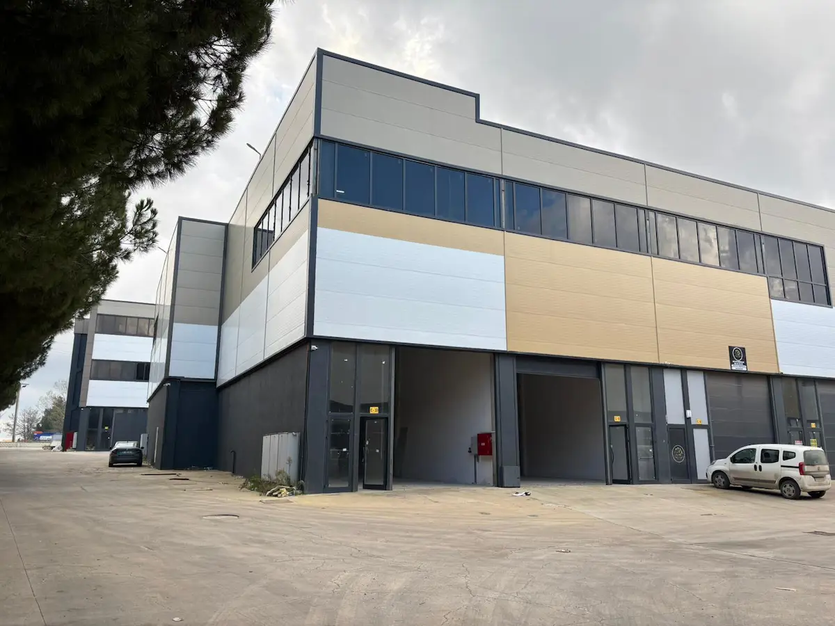 AVANTAJ OUTLET KARŞISI KERVANCI TİCARET MERKEZİNDE SATILIK 260M2
