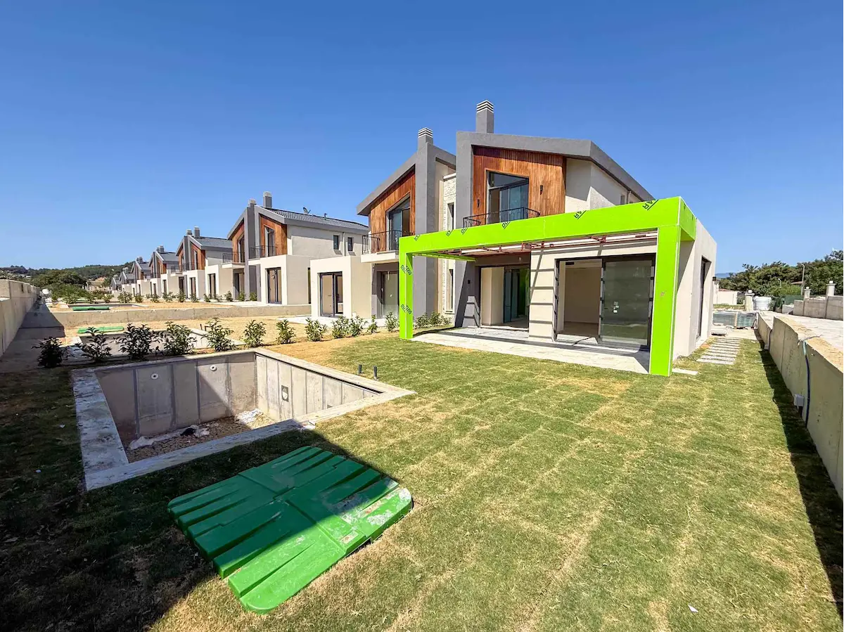 REMAX CAPELLA URLA KUŞÇULAR PRİVATUS SİTESİNDE SATILIK 4+1 VİLLA