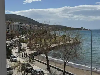 EŞSIZ KONUM! DIKILI MERKEZDE ANA CADDEDE PLAJA SIFIR 3+1 DAIRE