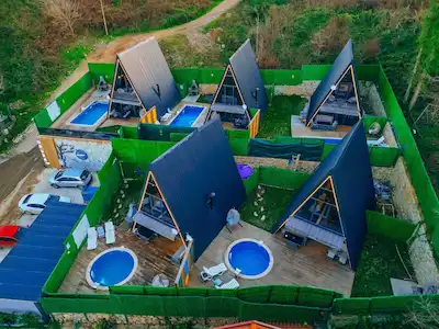 SAPANCADA FAAL İŞLETME RUHSATLI DEVREN KİRALIK BUNGALOV TESİSİ